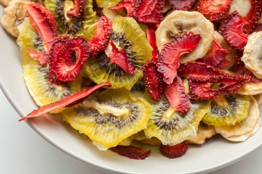 Getrocknete Kiwi, Erdbeeren und Bananen aus dem Dörrautomaten auf einem Teller