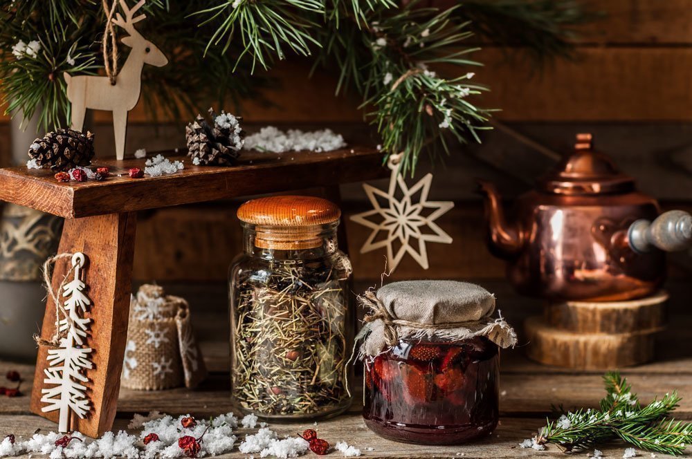 Selbstgemachte Kräuterteemischung und Marmelade zu Weihnachten