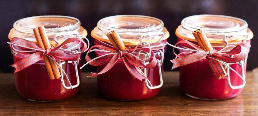 Selbstgemachte Marmelade im Glas mit weihnachtlicher Dekoration