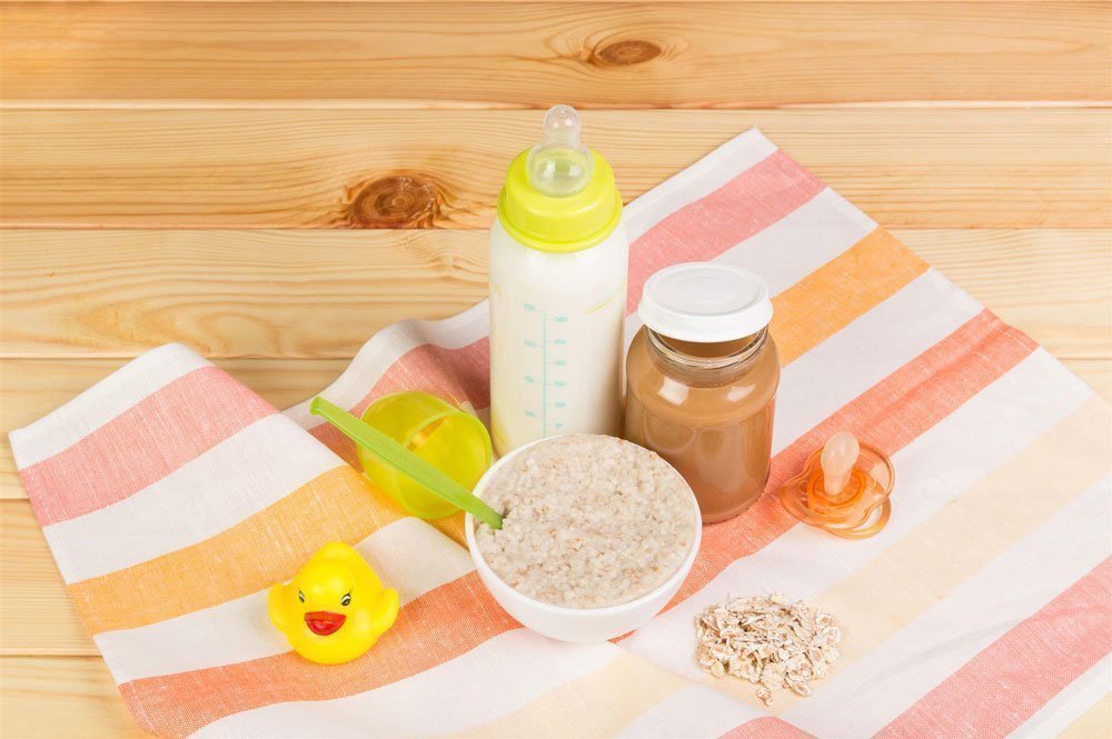 Selbstgemachter Getreide-Obst-Brei für Babys mit Babymilchflasche